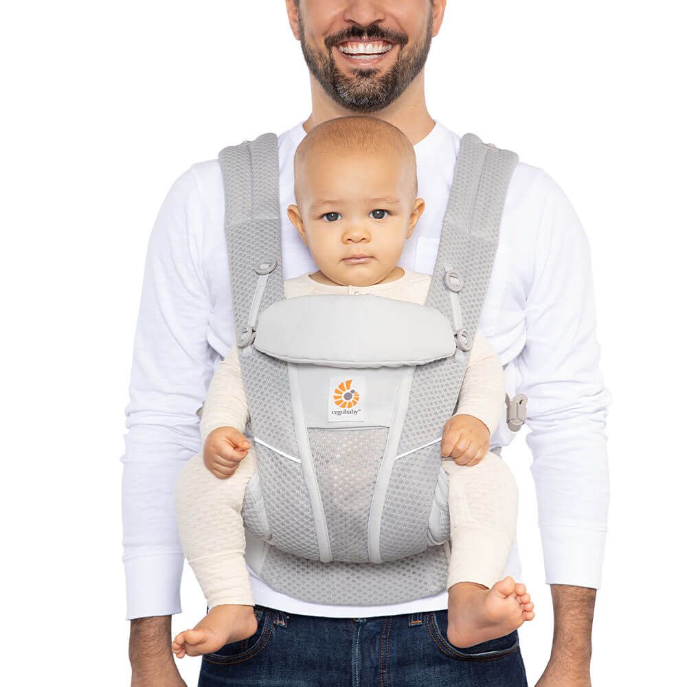 Dad carries baby facing forwards in the omni breeze